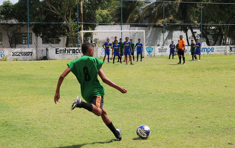 projeto bombeiro Gol 10 com 250 jovens do estado no 6º torneio (4).JPG