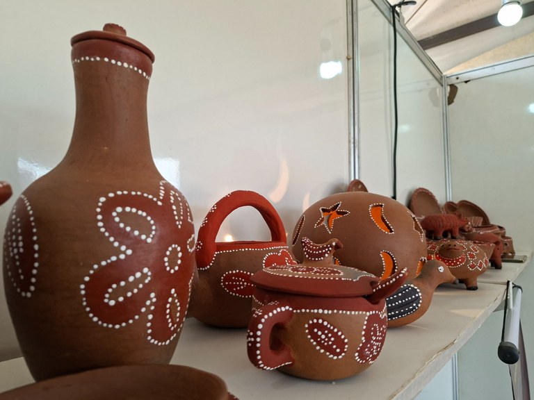 Peças de barro feitas por Rita de Cássia.jpg