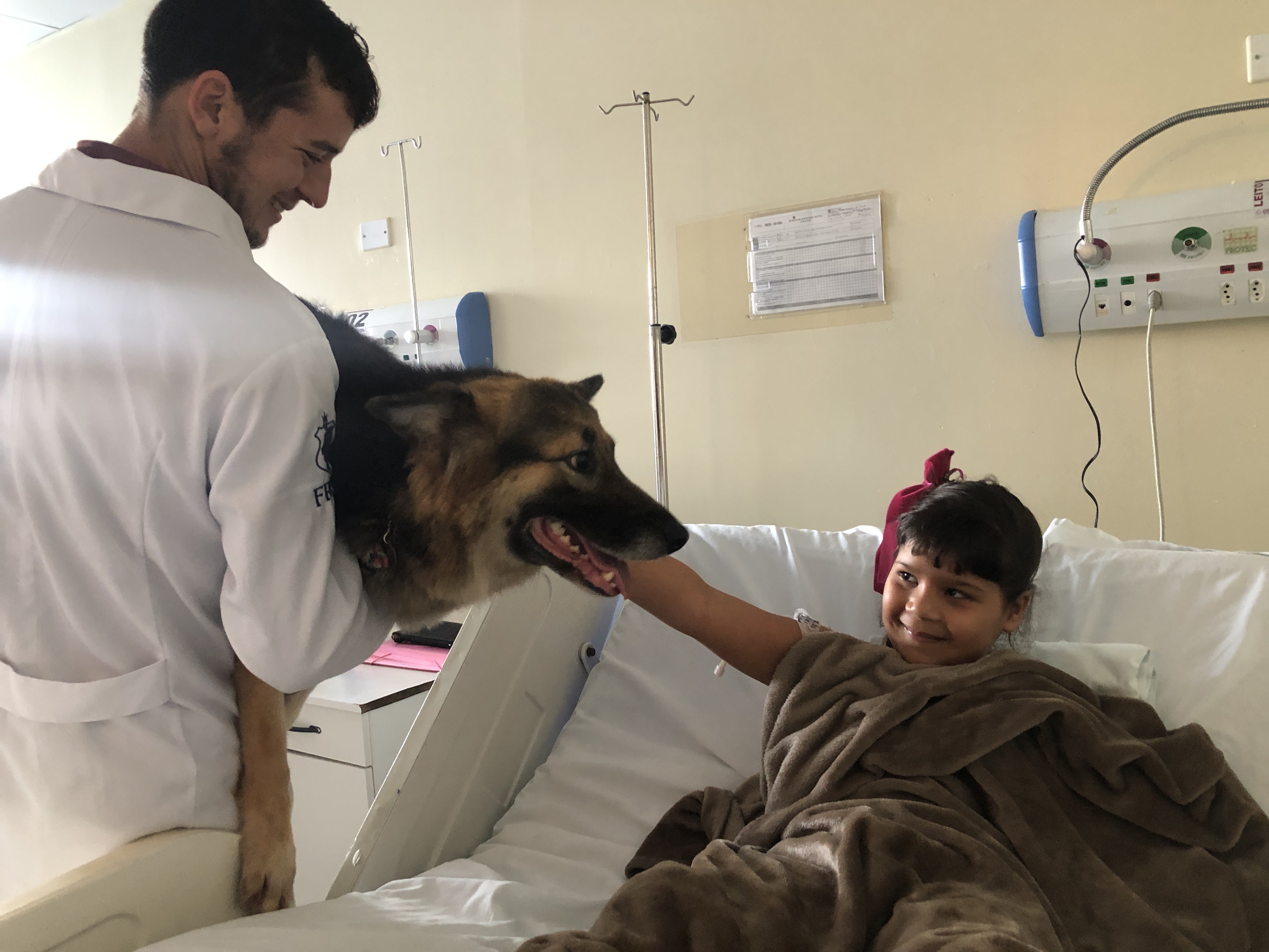 Hospital Metropolitano comemora 1 ano do projeto de cinoterapia (3).JPG