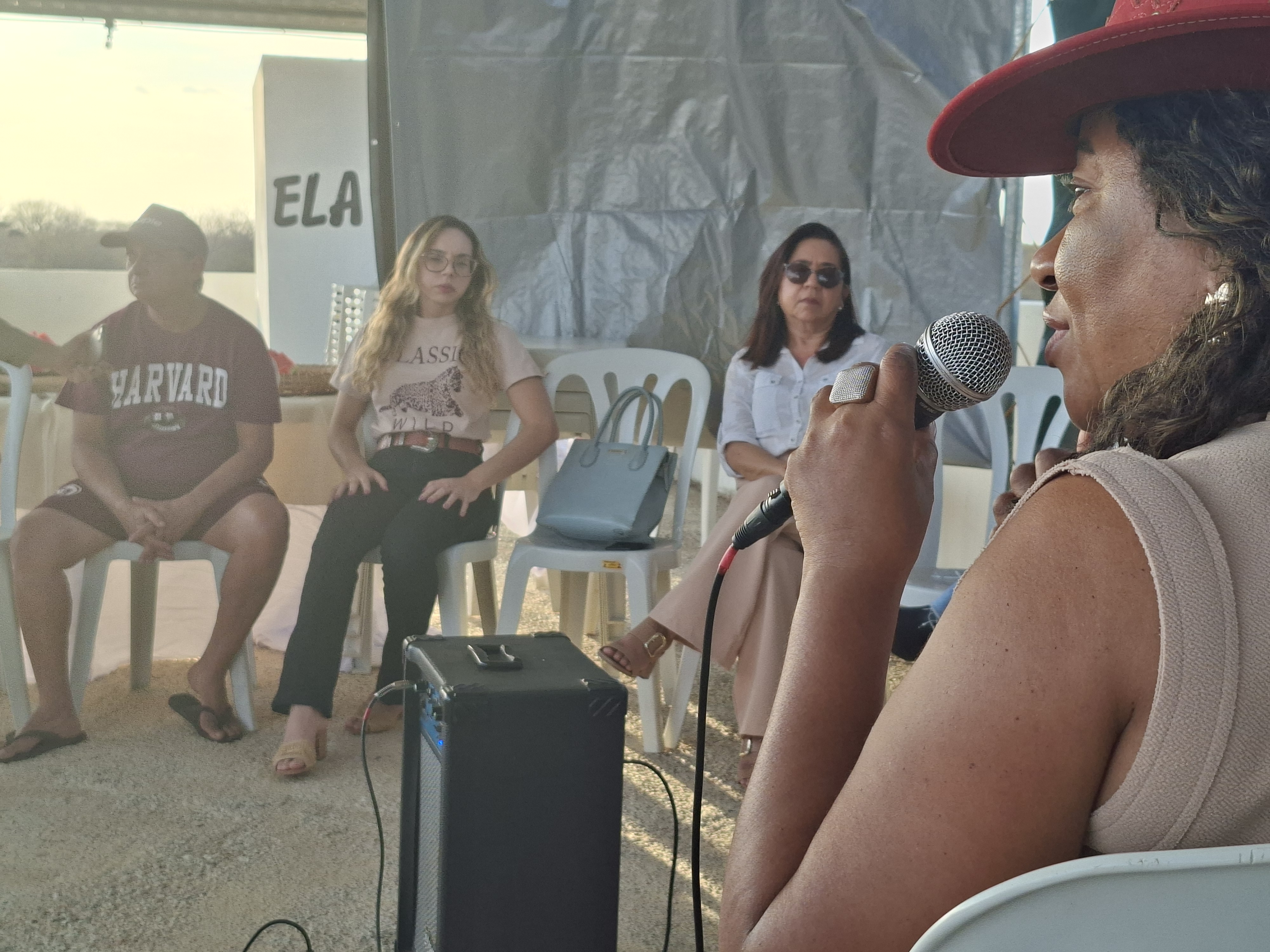 Assessora de gestão social da Sedap-PB, Márcia Dornelles fala durante o evento.jpg