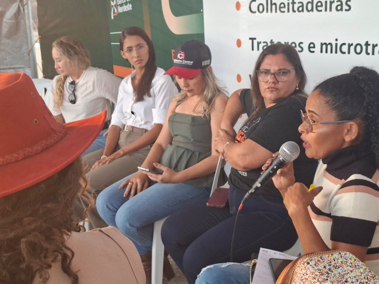 Maria Edvaneide fala durante o Encontro de Mulheres do Agro.jpg