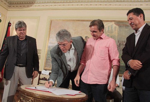 ricardo-faz-convenios-com-prefeitura-para-escolas-municipais_fotos-alberi-pontes-1.jpg