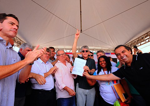 ricardo-assina-ordem-de-servico-em-pilar-foto-jose-marques-2.jpg