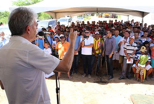 ricardo-entrega-do-campo-de-futebol-o-nildinzao-em-ibiara_foto-francisco-franca-8.jpg