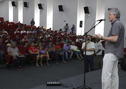 ricardo-entrega-as-escrituras-do-conj_mariz-I-e-II_foto-francisco-franca-13.jpg