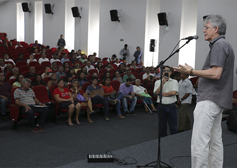 ricardo-entrega-as-escrituras-do-conj_mariz-I-e-II_foto-francisco-franca-13.jpg