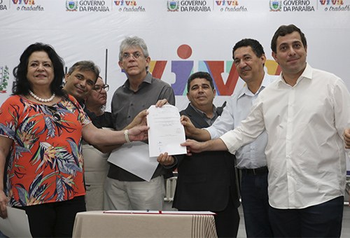 ricardo-entrega-as-escrituras-do-conj_mariz-I-e-II_foto-francisco-franca-31.jpg