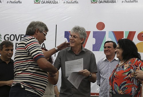 ricardo-entrega-as-escrituras-do-conj_mariz-I-e-II_foto-francisco-franca-4.jpg