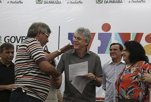 ricardo-entrega-as-escrituras-do-conj_mariz-I-e-II_foto-francisco-franca-4.jpg