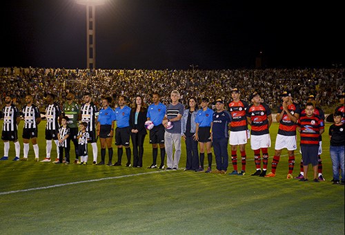 ricardo-inaugura-gramado-do-estadio-amigao_foto-walter-rafael-11.jpg