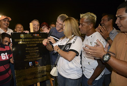 ricardo-inaugura-gramado-do-estadio-amigao_foto-walter-rafael-2.jpg
