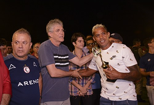 ricardo-inaugura-gramado-do-estadio-amigao_foto-walter-rafael-3.jpg