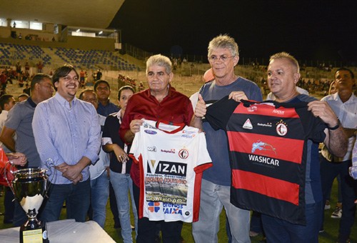 ricardo-inaugura-gramado-do-estadio-amigao_foto-walter-rafael-8.jpg
