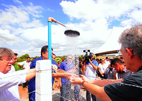 ricardo-inaugura-sistema-de-adutora-em-sobrado-foto-jose-marques-2.jpg