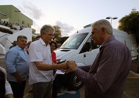 ricardo-entrega-equipamentos-no-hosp-de-trauma-foto-francisco-franca-4-portal.jpg