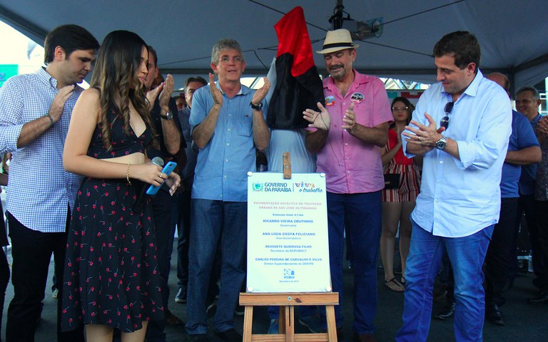 ricardo-inaugura-pavimentacao-asfaltica-em-sao-jose-de-piranhas-foto-jose-marques-1.jpg