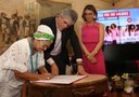 ricardo-assina-acoes-no-dia-da-mulher_foto-francisco-franca-1.jpg