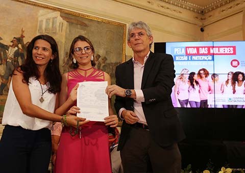 ricardo-assina-acoes-no-dia-da-mulher_foto-francisco-franca-10.jpg