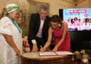 ricardo-assina-acoes-no-dia-da-mulher_foto-francisco-franca-2.jpg
