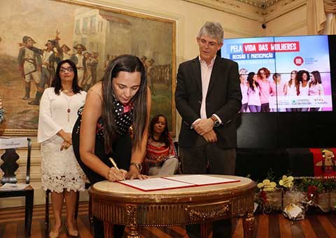 ricardo-assina-acoes-no-dia-da-mulher_foto-francisco-franca-6.jpg