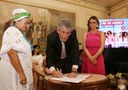 ricardo-assina-acoes-no-dia-da-mulher_foto-francisco-franca-9.jpg