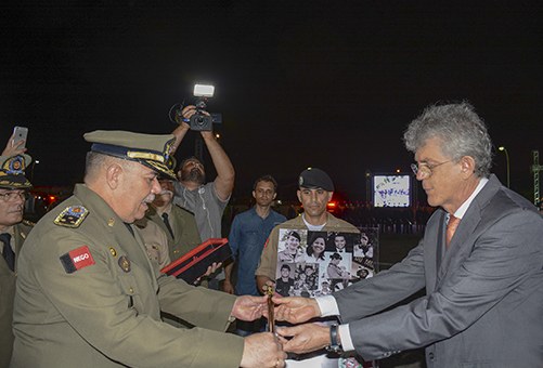 governador-ricardo-condecorado-pela-policia_foto-walter-rafael.jpg