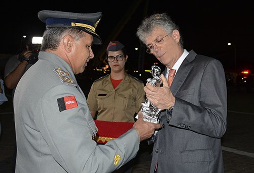 governador-ricardo-condecorado-pelo-bombeiro_foto-walter-rafael.jpg