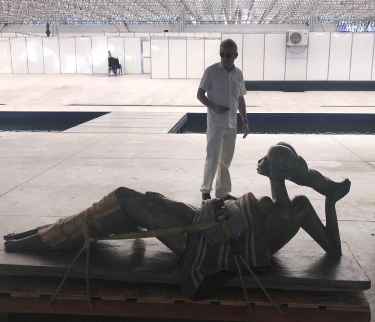 Ricardo recepciona chegada das primeiras peças do artista Abelardo da Hora