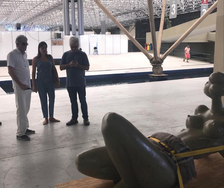Ricardo recepciona chegada das primeiras peças do artista Abelardo da Hora