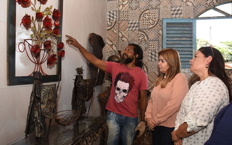 Primeira dama visita homenageados do salao de artesanato foto andre lucio (1).JPG