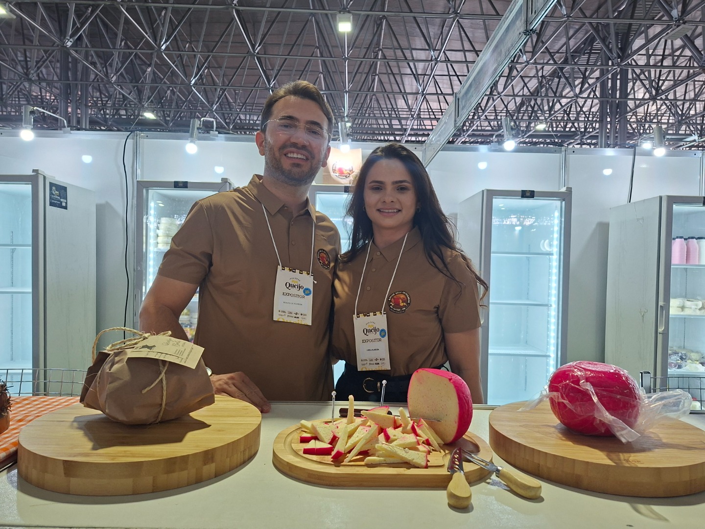 Renato e Carla Almeida - Queijo Bola de Lastro.jpg