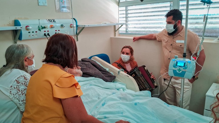 Acordes de emoção Filha toca sanfona para o pai internado em cuidados paliativos no Hospital Metropolitano (1).jpeg