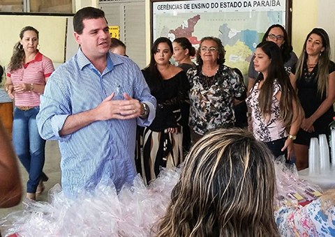 Secretaria-da-Educacao-faz-homenagem-as-servidoras-no-Dia-Internacional-da-Mulher-foto-delmer-rodrigu-5.jpg
