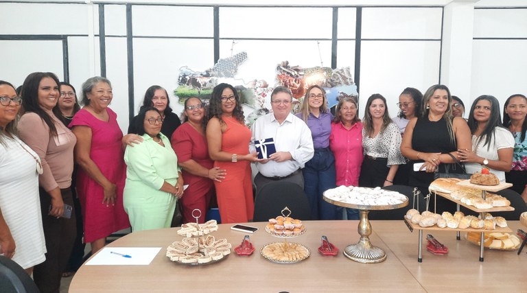 Secretário Joaquim Hugo, coordenadora do Antes que Aconteça, Camila Mariz e participantes do encontro de lideranças femininas na Sedap.jpg