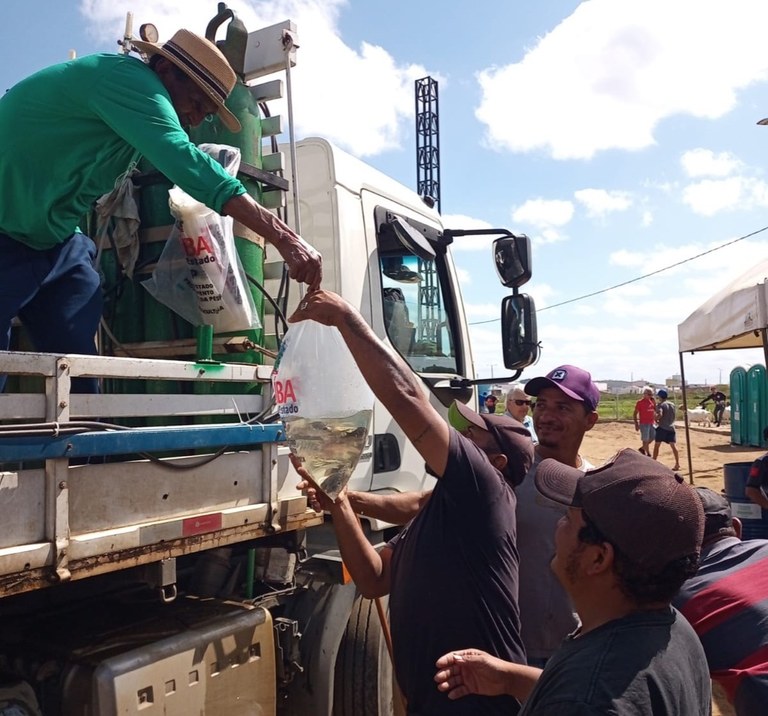Entega de alevinos pela Sedap-PB em Monteiro.jpeg