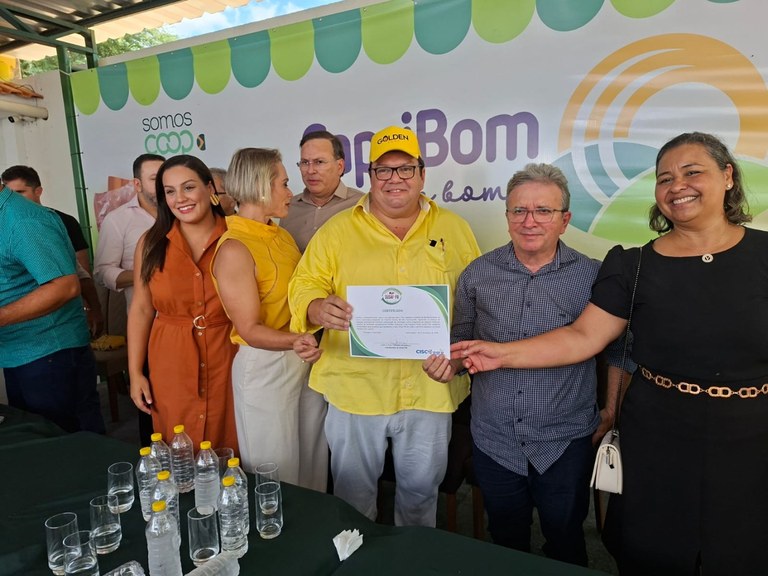 Eduardo Moreira da Gold Eggs recebe certificado Susaf das mãos do sec Joaquim Hugo.jpeg