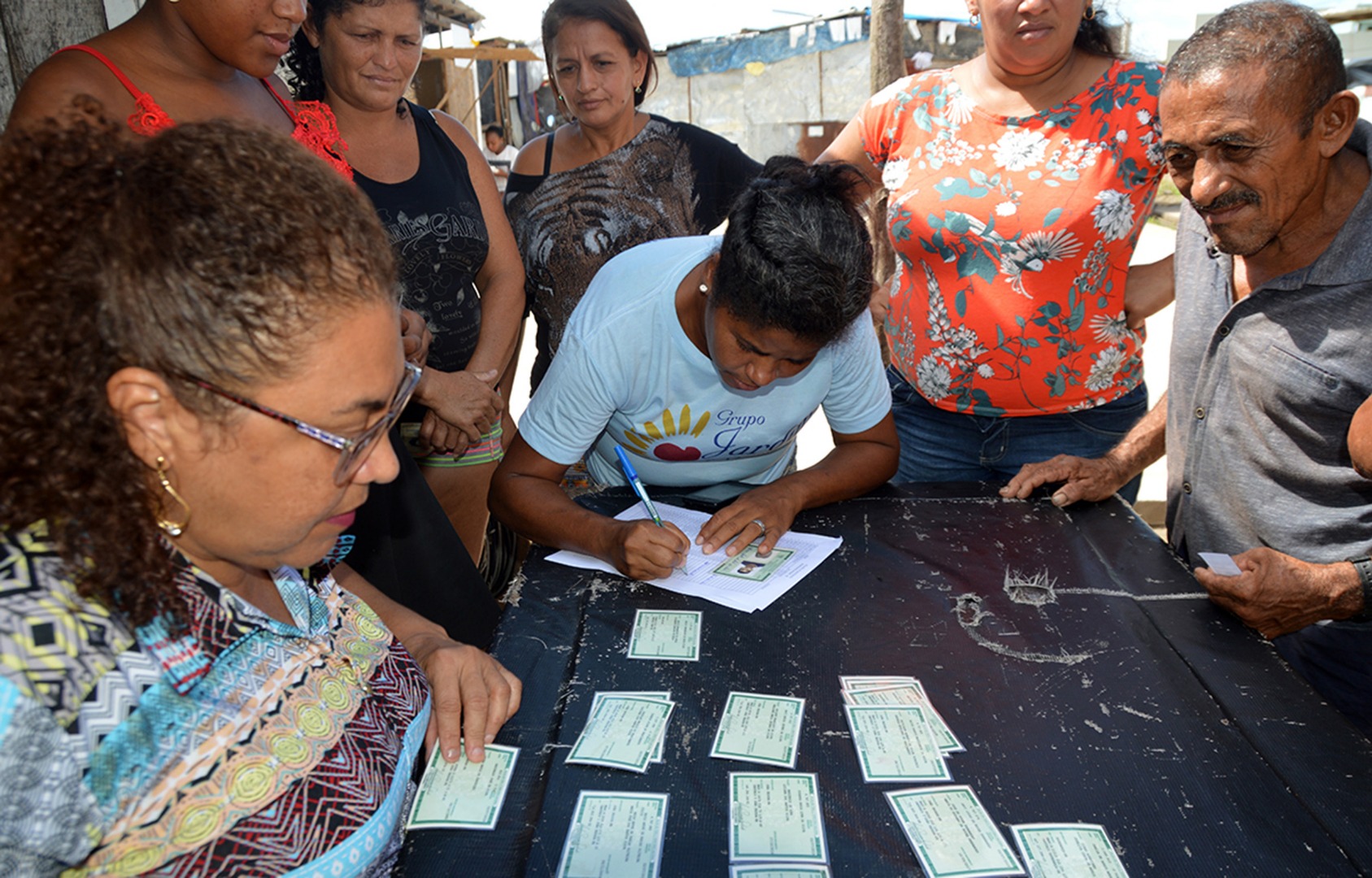 sedh Entrega de Cartoes no Assentamento Monsenhor Magno fotos Luciana Bessa (6).JPG