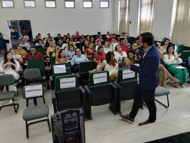 Patrick Almeida minista Aula Magna na ESP.jpg