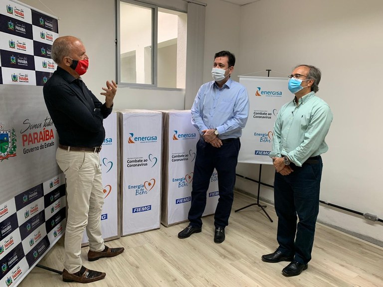Dr. Geraldo Medeiros e representantes da Energisa no momento da doação dos ventiladores.jpeg Dr. Geraldo Medeiros e representantes da Energisa no momento da doação dos ventiladores.jpeg