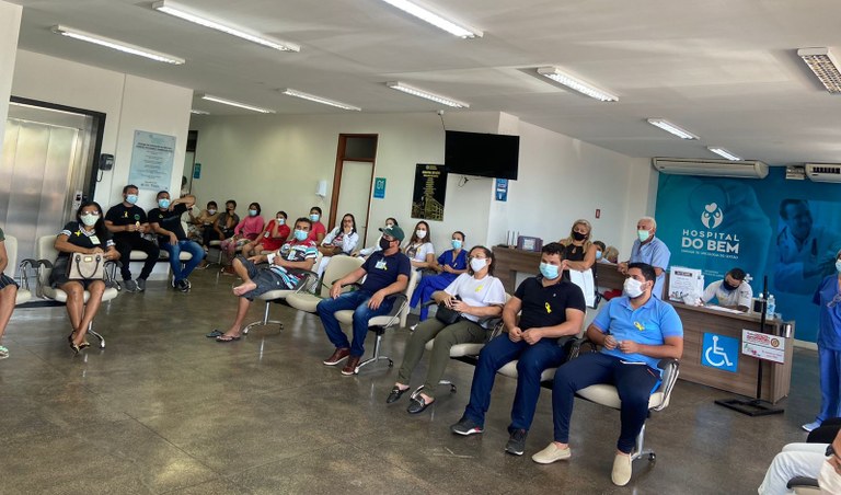 Pacientes, acompanhantes e funcionários participaram da Roda de Conversa.jpeg