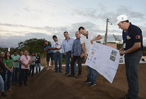 tecnicos-de-PE-visitam-projeto-agua-doce-em-sume_foto-walter-rafael-8.jpg
