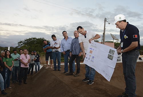 tecnicos-de-PE-visitam-projeto-agua-doce-em-sume_foto-walter-rafael-8.jpg