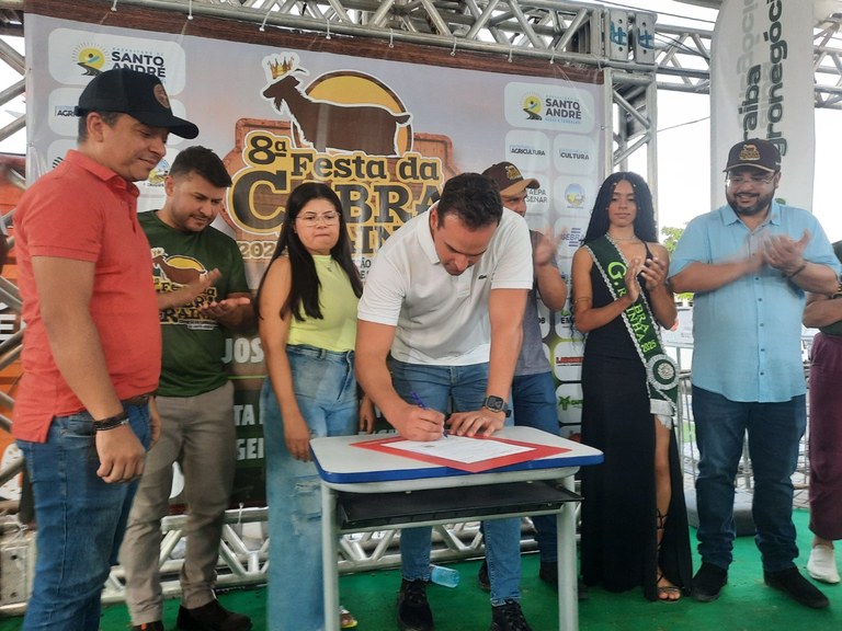 Lucas assina contrato do Empreender PB.jpg