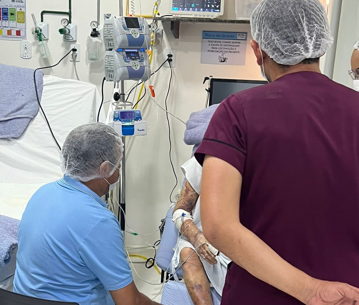 Francisco Cirilo durante uma das visitas que fez ao sogro, Damião Mendonça, na UTI.jpg