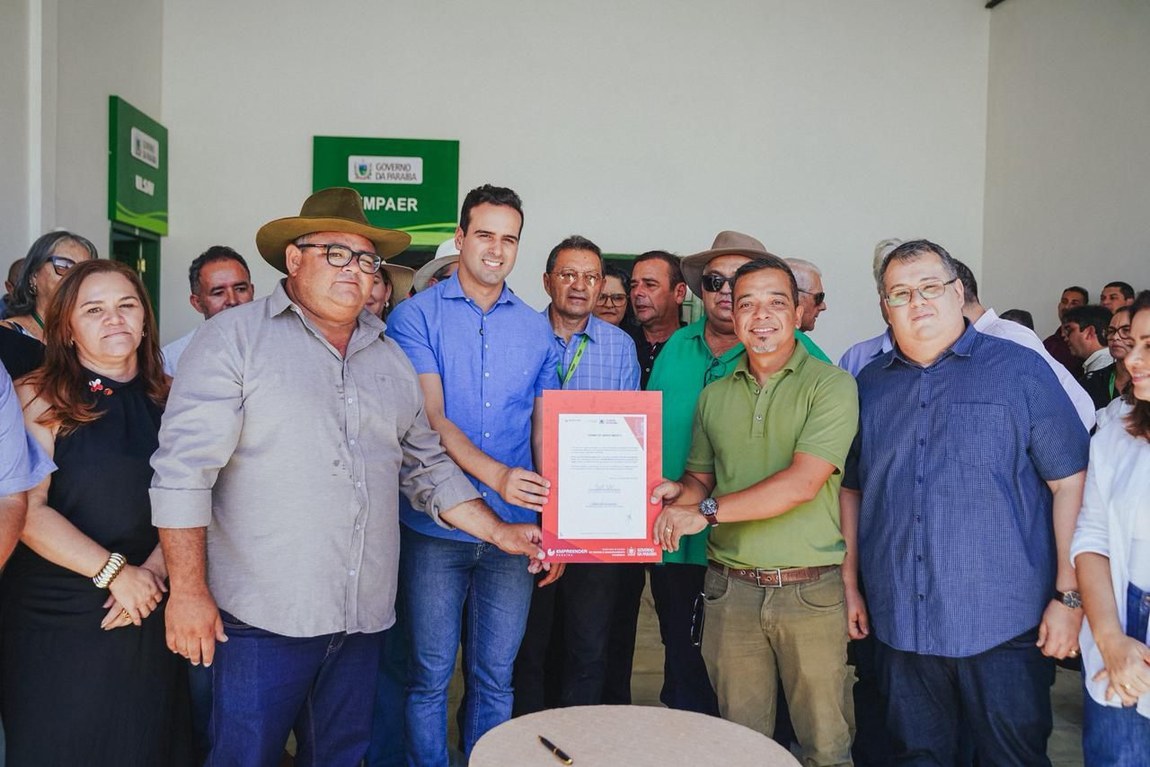 Lucas Ribeiro assina contratos do Empreender e entrega ações voltadas ao fortalecimento da produção rural em Monteiro