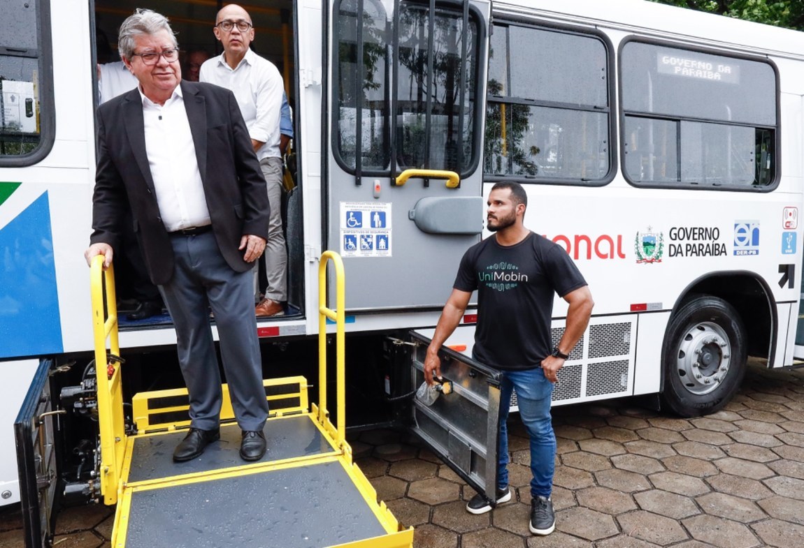 João Azevêdo prestigia entrega de 14 ônibus novos para Região Metropolitana e destaca ações do Governo da Paraíba na mobilidade urbana